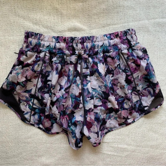 LULULEMON Hotty Hot  Short II *2.5" Purple White Size 6 - Picture 4 of 8
